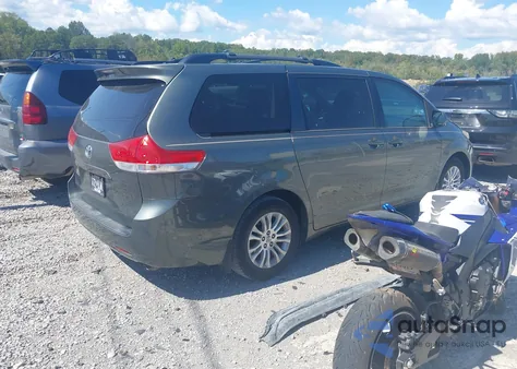 2013 Toyota Sienna Xle V6 8 Passenger z USA, uszkodzony, nr VIN 5TDYK3DC6DS364168